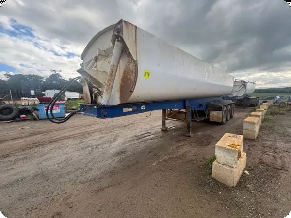 2010 Roadwest TRI 350 Tri-Axle Side Tipper image