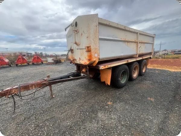 1984 Tri Axle Pig Trailer image