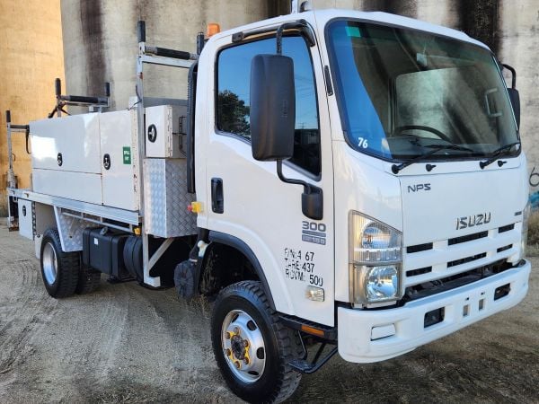 2010 ISUZU NPS300 Crane image