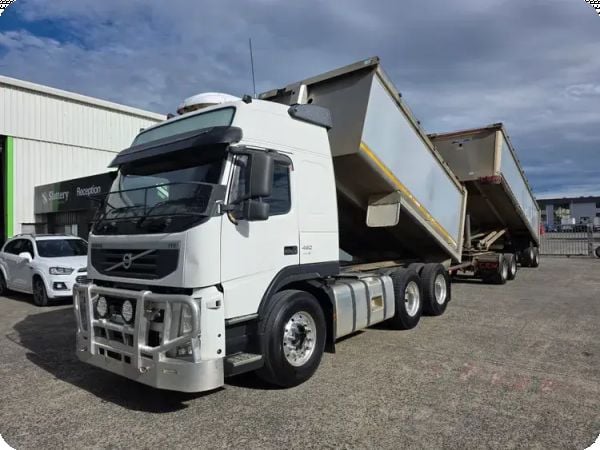 2014 Volvo FM 460 6x4 Tipper w/2008 Hercules HEDT-4 Quad-Axle Tipper Trailer image