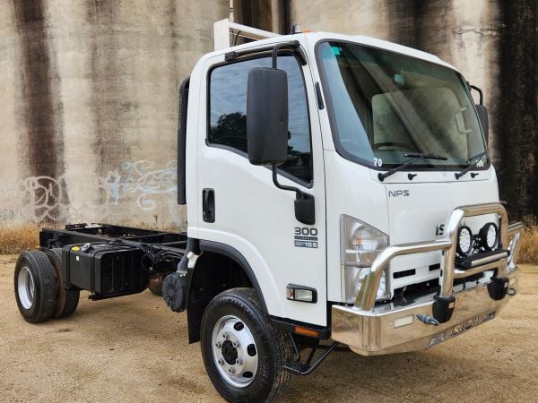 2014 ISUZU NPS300 Cab Chassis image