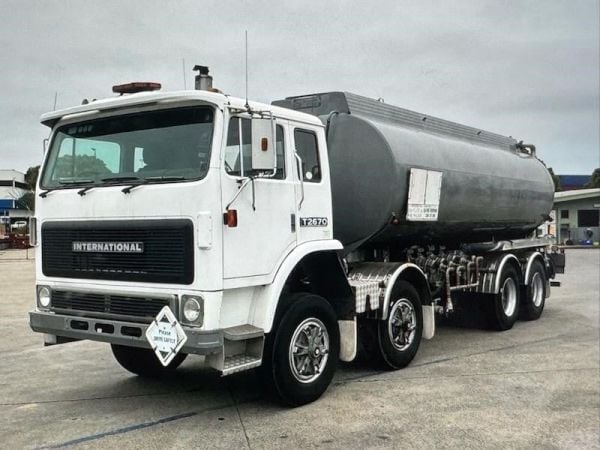 1986 INTERNATIONAL T2670 Water Truck image