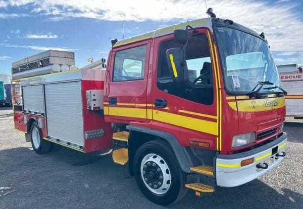 2002 ISUZU FTR800 Cab Chassis image