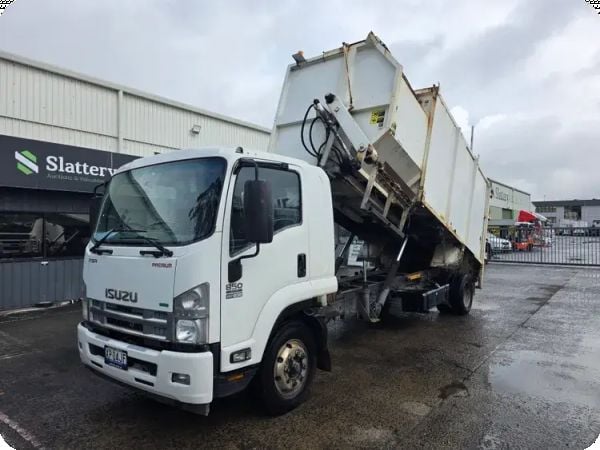 2014 Isuzu FSR FH 850 4x2 Tipper Side Loader Compactor image