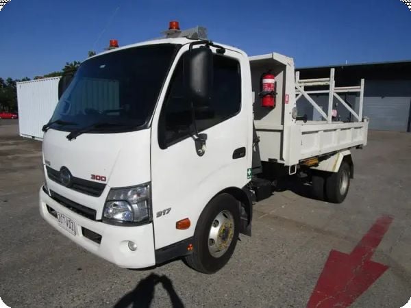 2014 Hino 300 917 4x2 Tipper image
