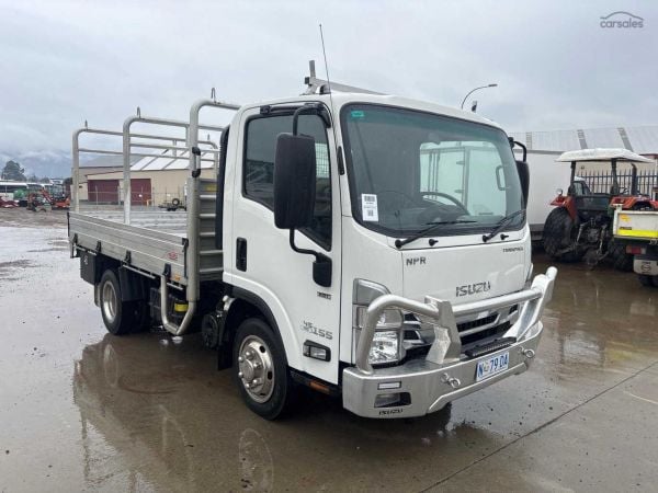 2022 Isuzu NPR 45-155 Table Top image