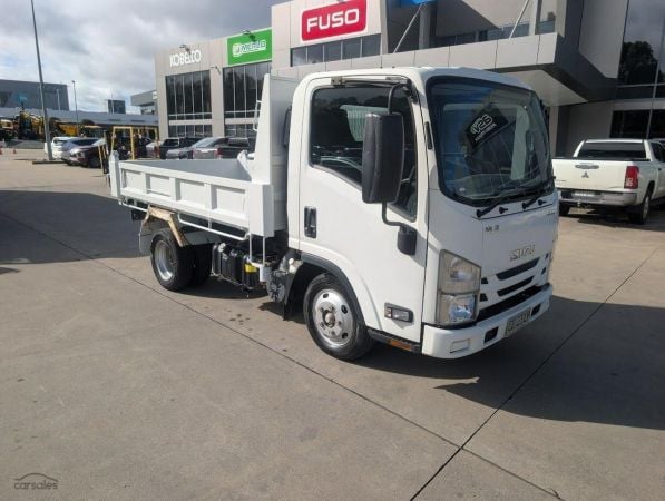 2017 Isuzu 45-150 NLR image