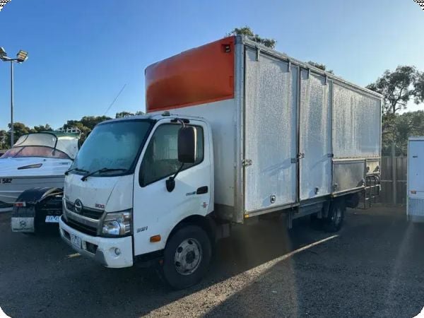 2015 Hino 300 921 4x2 Pantech image