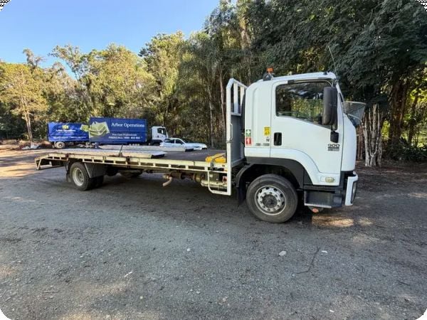 2011 Isuzu FH FTR Long 4x2 Beavertail image