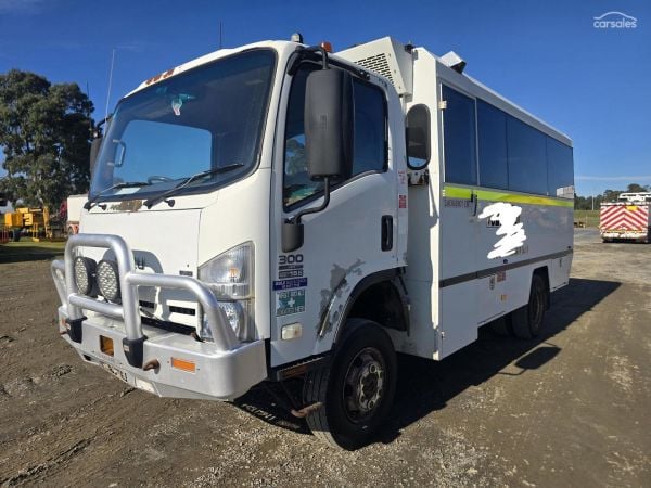 2010 Isuzu Nps 300 4x4 bus image