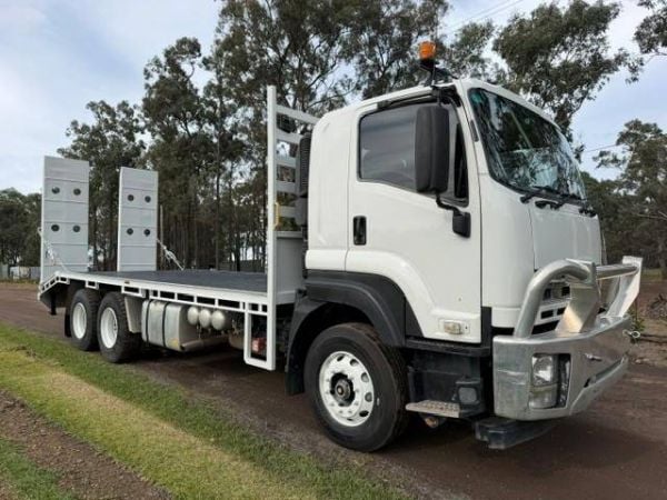 2013 ISUZU FXZ 240-350 BEAVERTAIL, AUTO, ONLY 334K KMS, HYDRAULIC RAMPS image