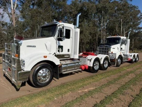 2015 KENWORTH T409 SAR, CUMMINS ISX 525HP, AUTO, 80T RATED image