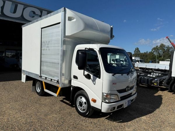 2017 Hino 300 616 Narrow Auto Pantech image