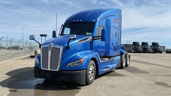 2023 KENWORTH T680 Truck image