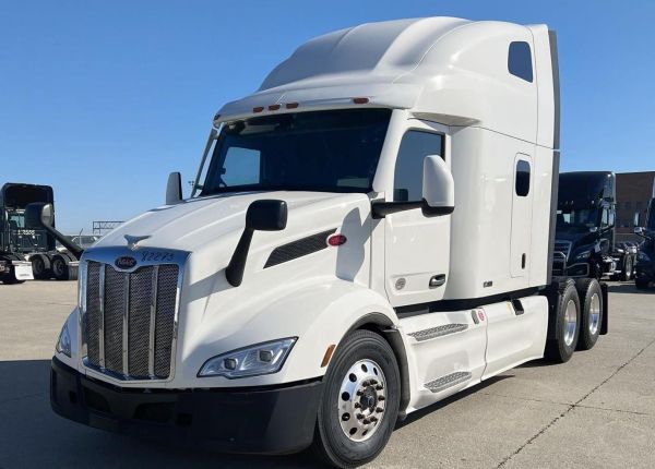 2023 PETERBILT 579 Truck image