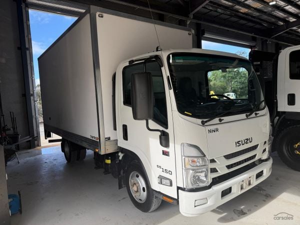2022 Isuzu N Series NNR 45-150 Pantech with tuckaway loader image
