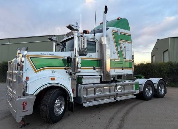 2017 T909 Kenworth image