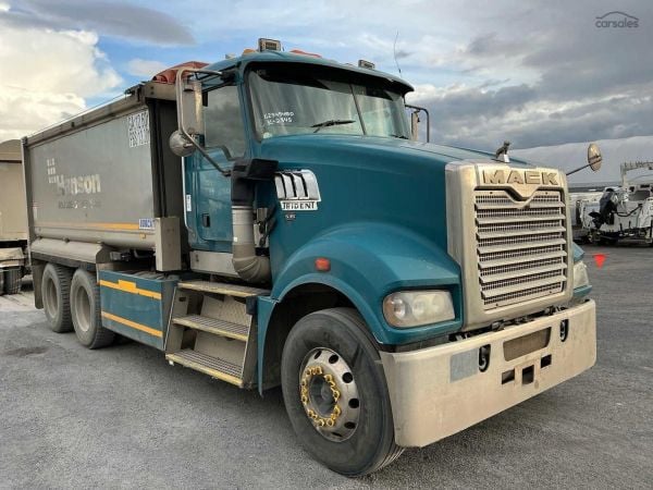 2018 Mack CMHR Trident image
