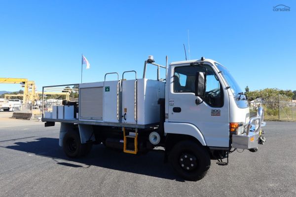 2005 Isuzu N Series NPS 300 4x4 image