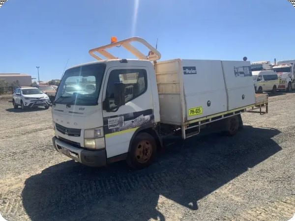 2016 Mitsubishi Canter 4x2 Tray Truck image