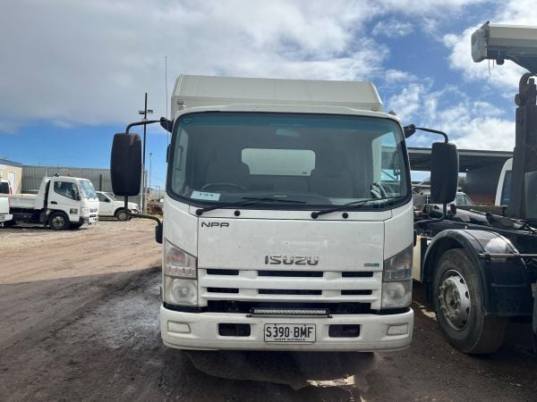 2013 ISUZU NPR200 Box Truck image