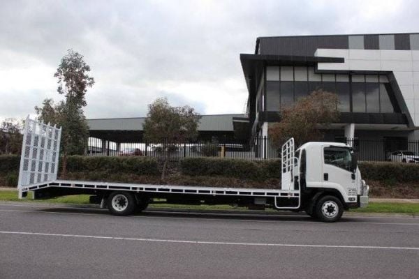 2017 Isuzu F Series image