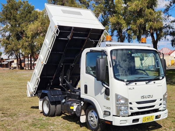 2018 ISUZU NLR45-150 Dump Truck image