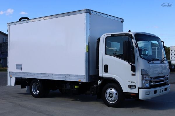 2022 Isuzu N Series NNR 45-150 Pantech with Taillift image