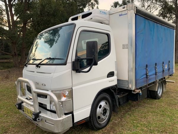 2016 Mitsubishi 7/800 Curtain Sider image