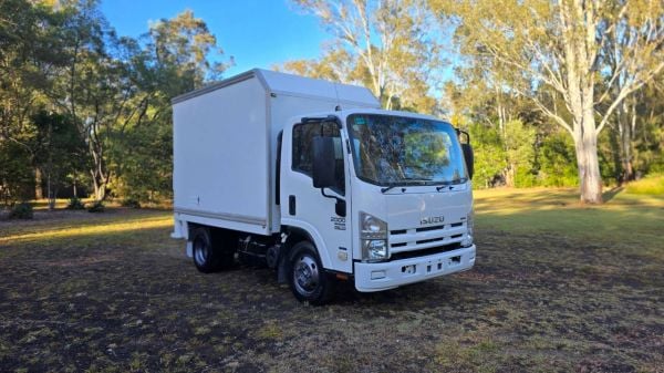 2010 Isuzu NNR 200 Pantech CAR LICENCE AUTO image