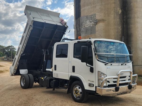 2018 ISUZU NPR65-190 Dump Truck image