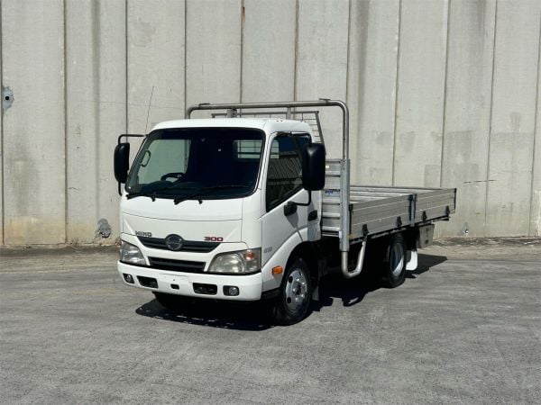 2013 HINO 300 TABLE TOP XZU605R 616 IFS AUTO SWB image