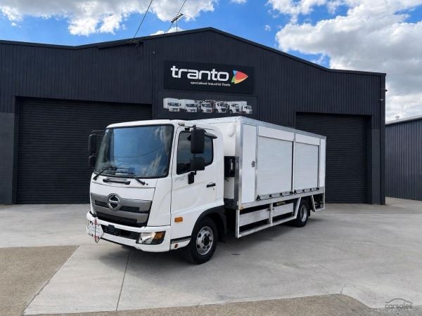 2022 Hino 500 Series FC1124 Auto 5 Ton Rollar Door Service Body image