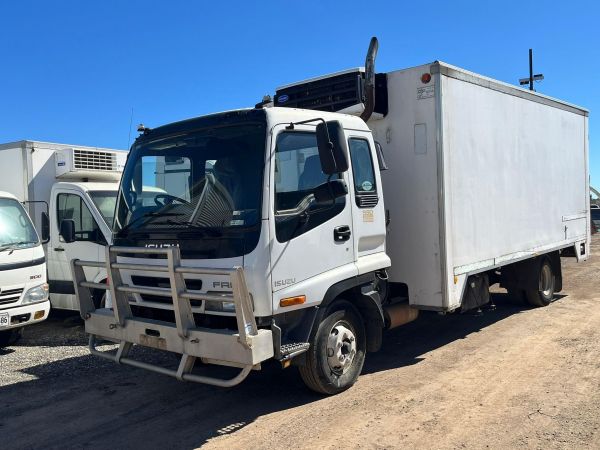 2003 ISUZU FRR550 Refrigerated image