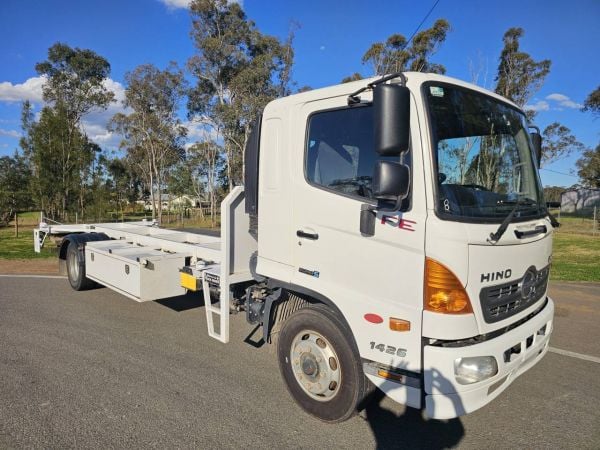 2012 Hino FE 500 turbo diesel container carrier truck image