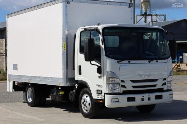 2022 Isuzu N Series NNR 45-150 Pantech with lifter image