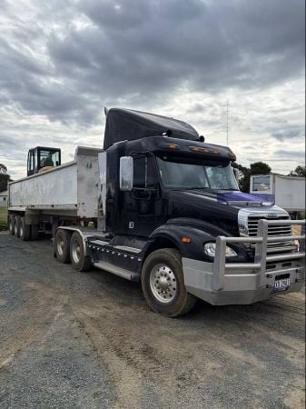 2007 Freightliner FLX prime mover image