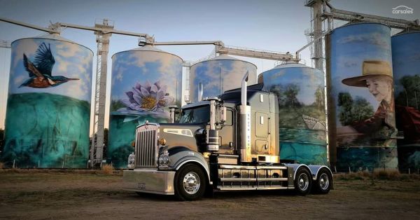 2018 Kenworth T909 image