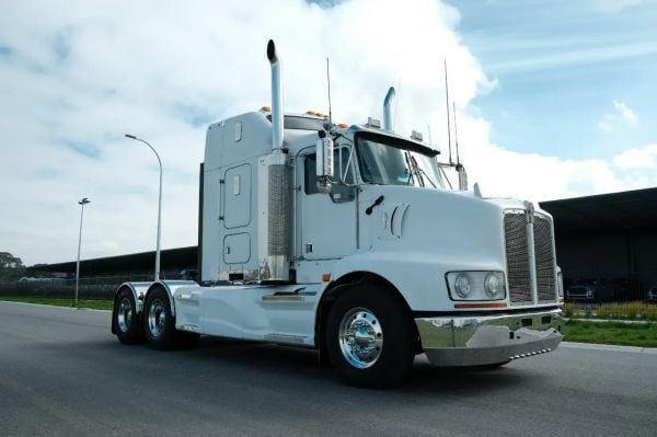 2010 Kenworth T408 image