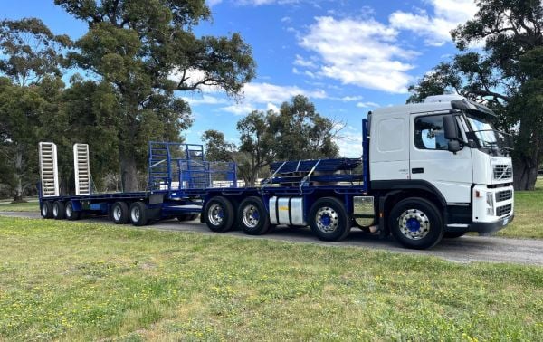 2010 Volvo FM460 Flat Deck image