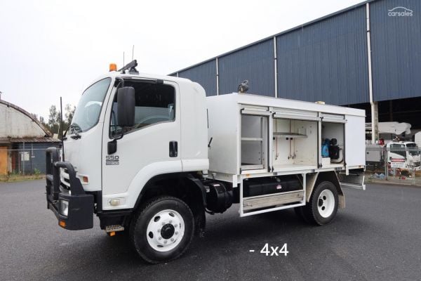 2014 Isuzu F Series FSS 550 4x4 image