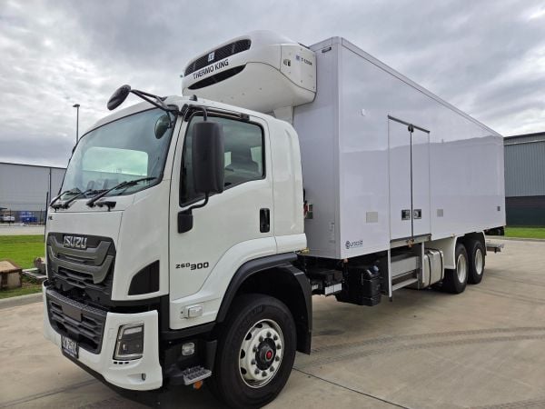 2025 Isuzu FVL 240-300 Refrigerated 14 Pallet Freezer and Lift image