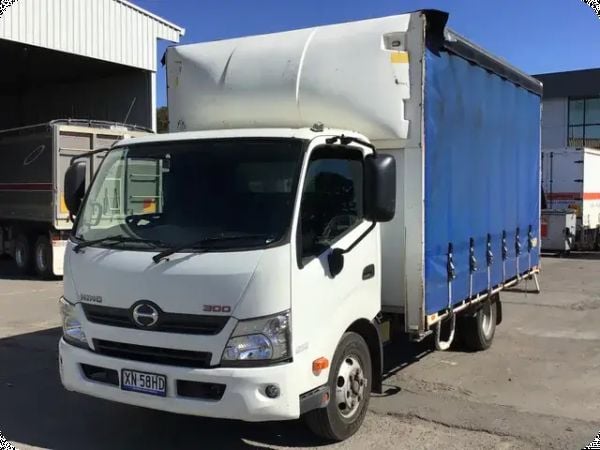 2019 Hino 300 816 4x2 Curtainsider image