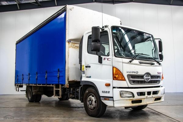 2015 Hino 500 Series FC1022 Medium Long 2015 HINO 500 CURTAIN SIDER image