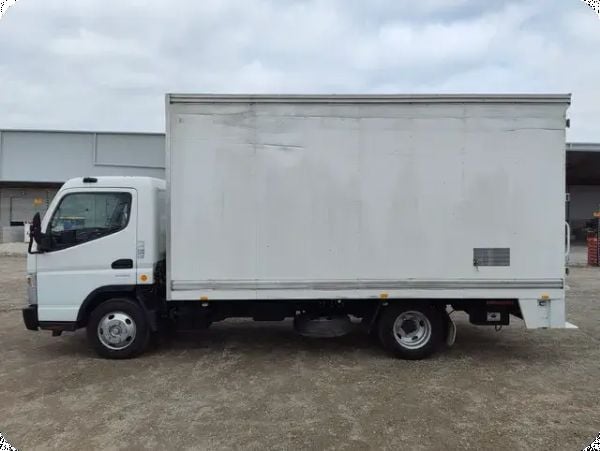 2017 Mistubishi Canter L 7/800 515 4x2 Pantech image