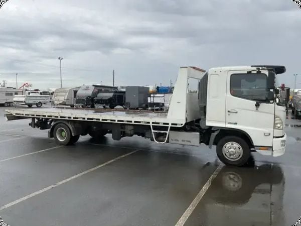 2017 Hino FD 4x2 Tilt Tray image