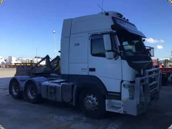 2015 VOLVO FM13 6x4 Prime Mover image