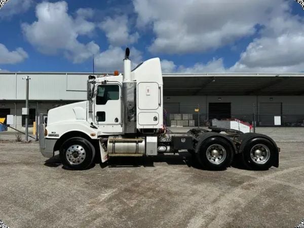 2010 Kenworth T402 6x4 Prime Mover image