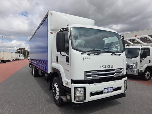 2017 Isuzu FVL 240-300 Curtainsider 14 Pallet Tautliner and Lift image