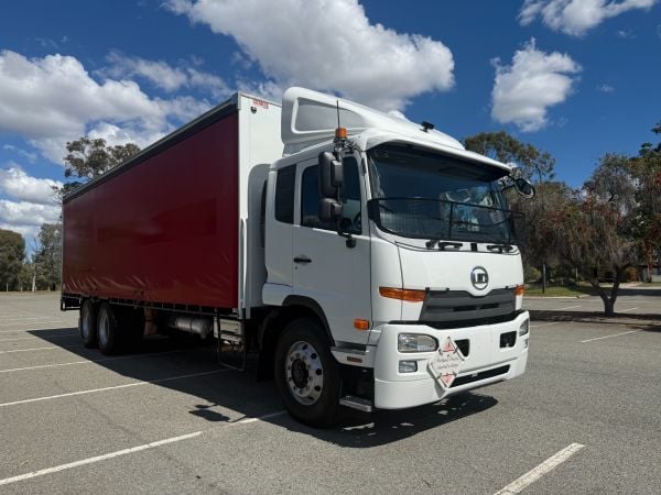 2018 UD PK17 280 Curtainsider image